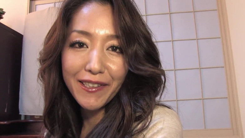 Blowjob Fantasies from Japan: Si sundal Jepun matang suka menghisap zakar di bawah pancuran...