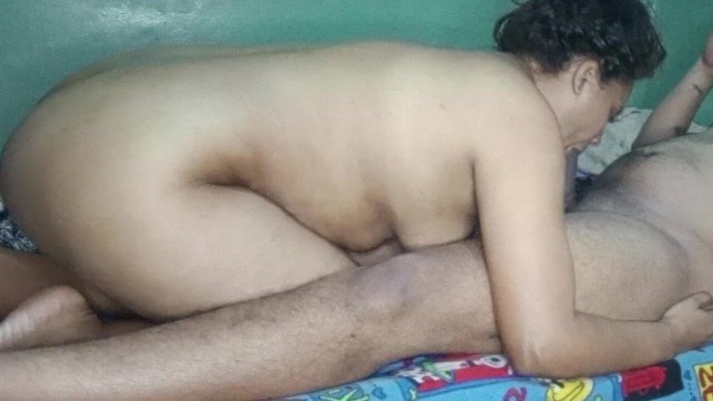 BigassMILF40: Olgun sürtük üvey annem sert yarağımı görmeye karşı çıkamadı ve emiyor ve...
