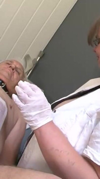 Dura sesión de bdsm para un viejo