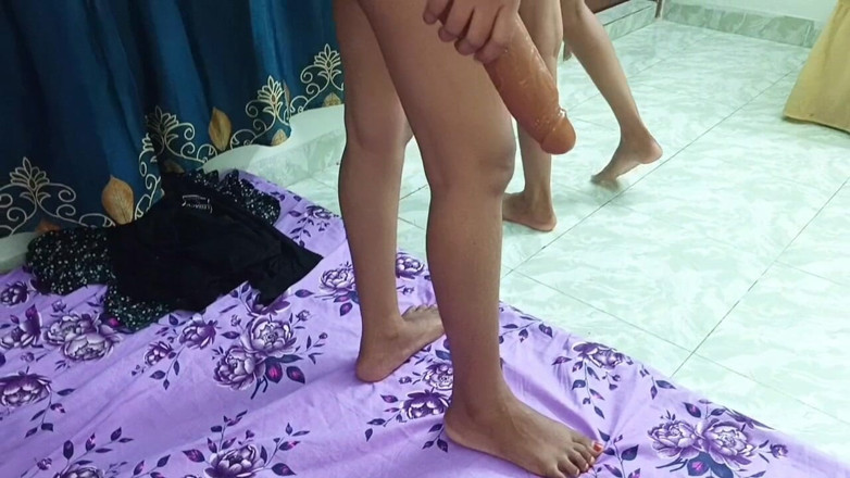 Sweet_Priya07: Três amigas fazem sexo com um amigo juntos. Com rpg...