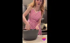 Shemale komt klaar in koekjesdeeg