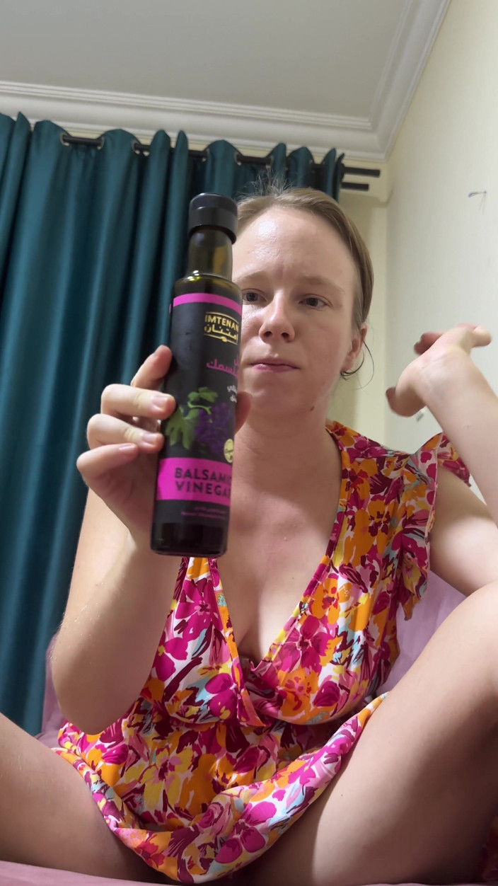 SweetLucy96: La bouteille de vinaigre s’est enfoncée profondément dans ma chatte
