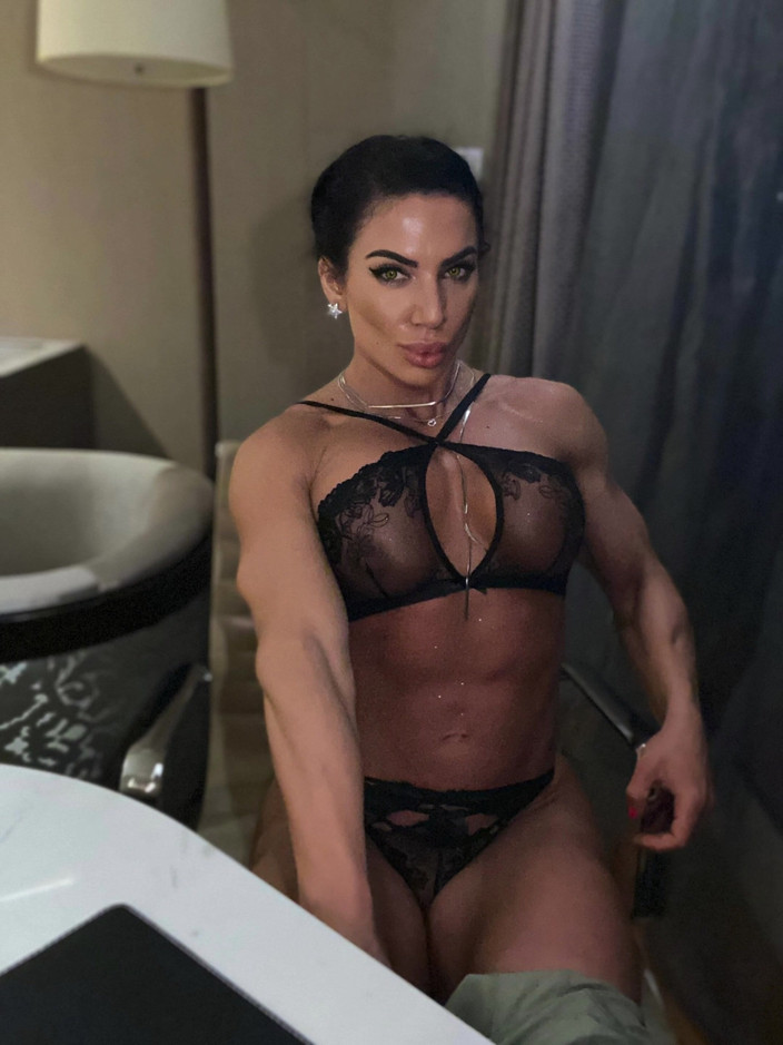 Alesyamuscledoll: Навчайся зі мною?