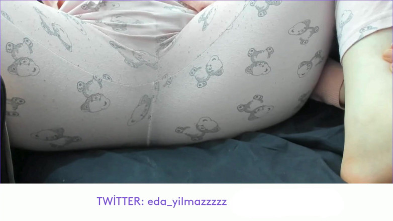 bigass_sexy_bigboobs: Masturbatie in pyjama - poesje strelen in pyjama