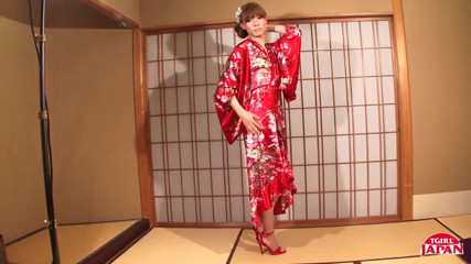 Tgirl Japan: Japanse tgirl Lisa streelt haar harde lul