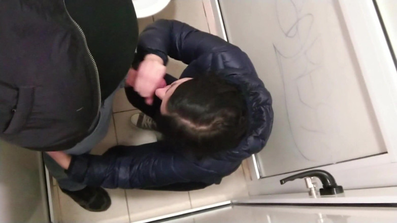Toilet Mommy: Ejaculare în toaleta publică