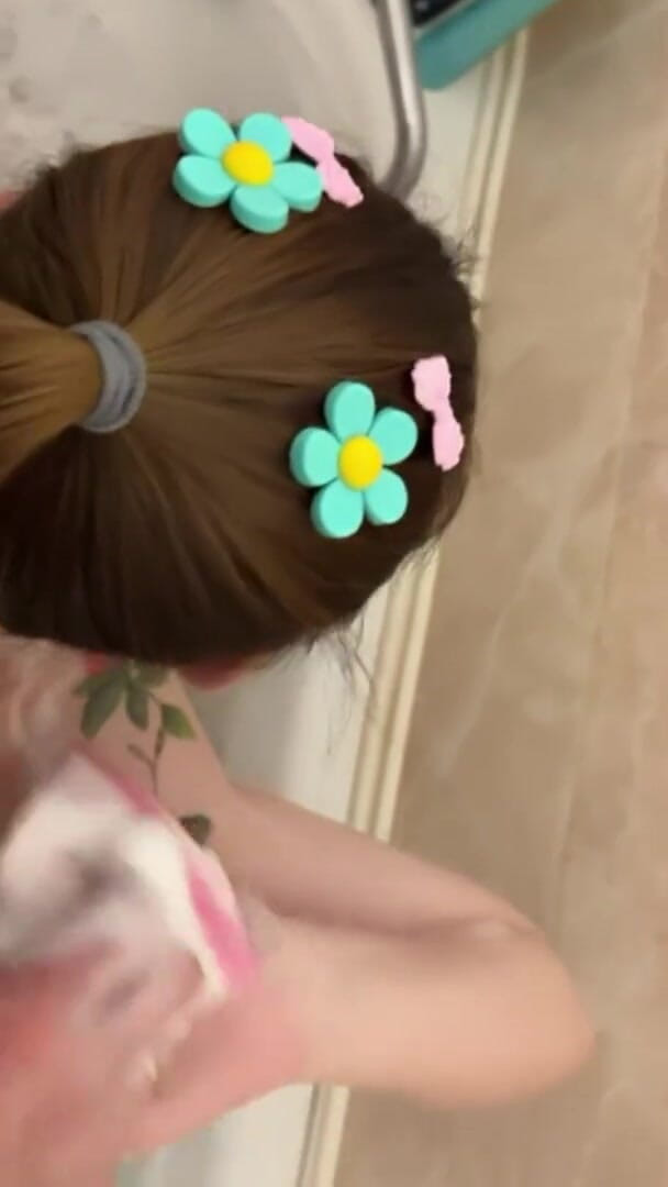 Loly Lola: Nyepong kontol sambil mandi