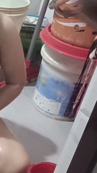 화장실에서 후배위 스타일로 따먹히는 Meri Nokrani