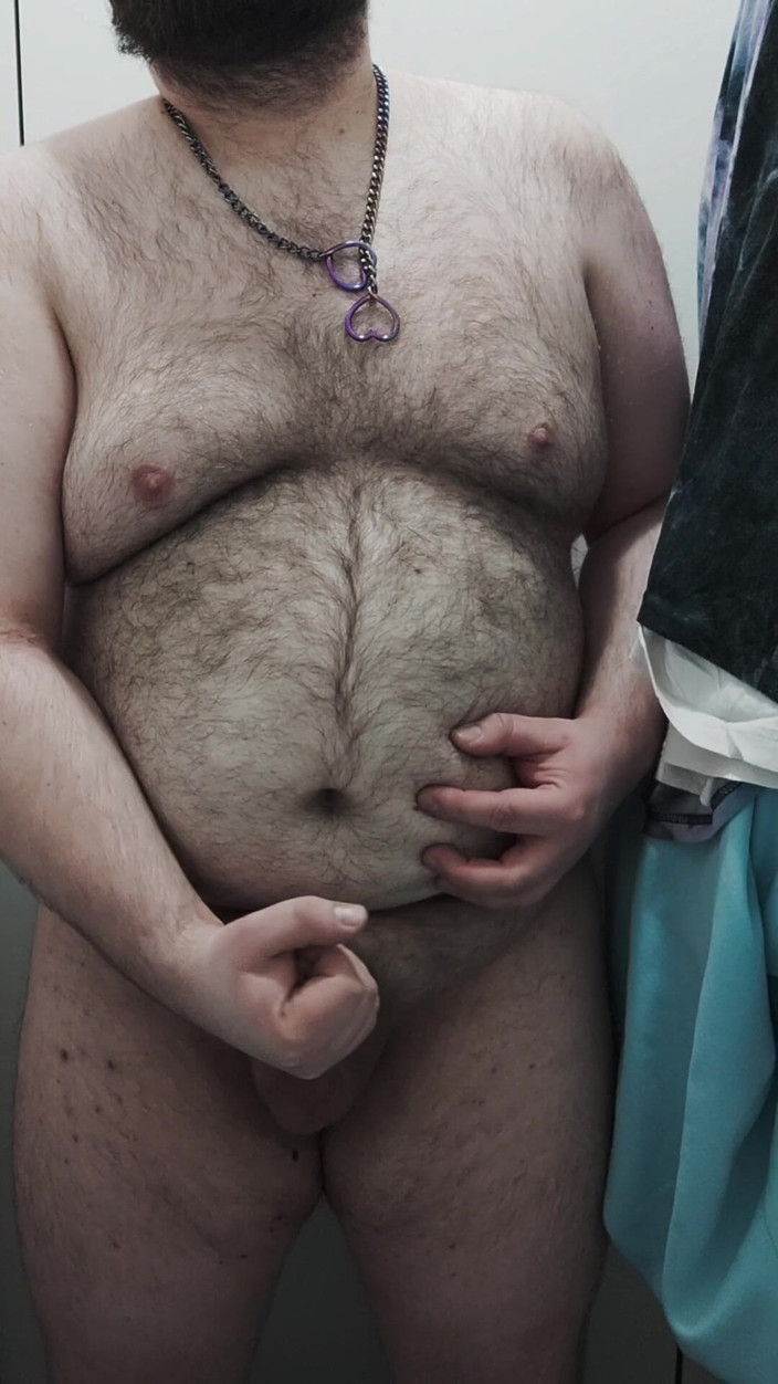 BearPup Akuma: 뚱뚱한 곰이 화장실에서 자위하며 정액을 핥는다