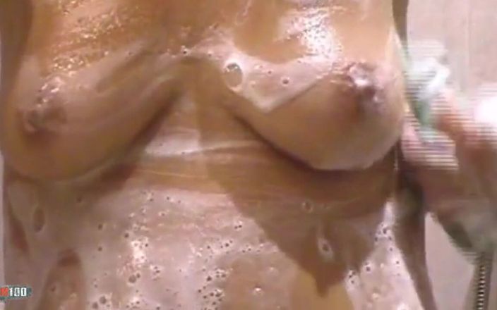MMM100: Martha: Moglie amatoriale nuda nella sua doccia