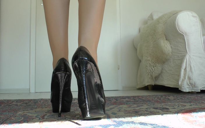 Lady Victoria Valente: レディビクトリアヴァレンテデザイナーハイヒールと嗅ぎ足の私の足POV、JOI