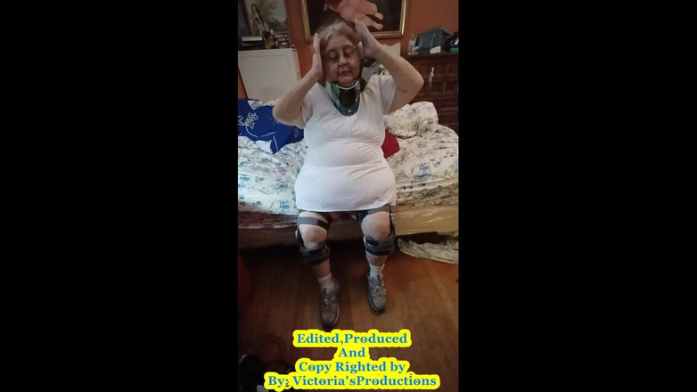 BBW nurse Vicki adventures with friends: Медсестра Вики надевает ее брекеты 4 U