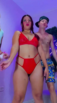Sesión caliente de mamadas intensas por un grupo de chicas calientes