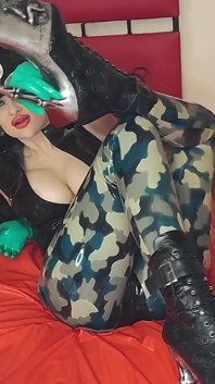 Ofițerului în latex îi place să sugă pula și să fie futută în pizdă și cur cu ejaculări