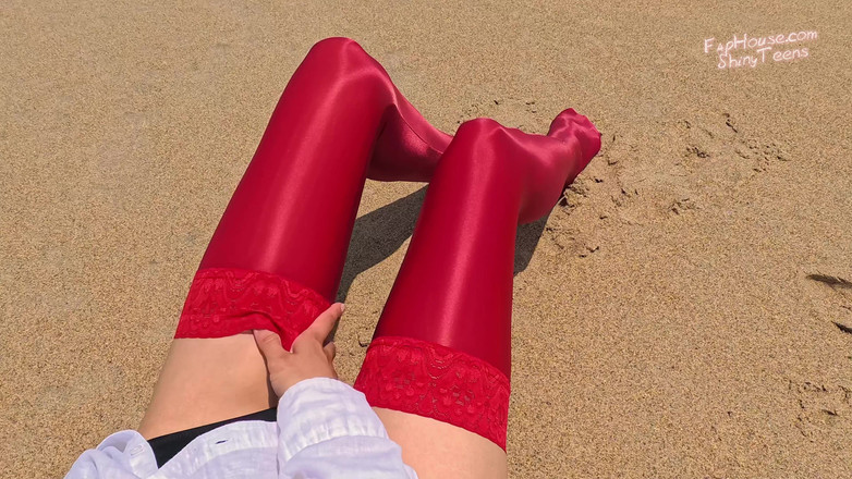 Shiny teens: 858 Bas en lycra rouge brillant sur la plage