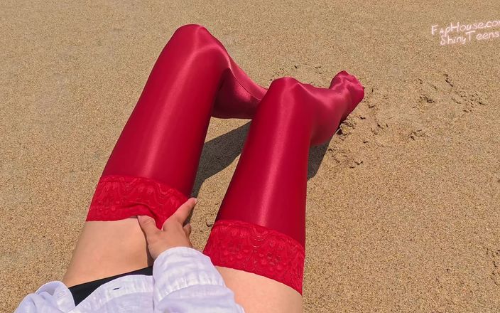 Shiny teens: 858 blanka röda spandexstrumpor på stranden