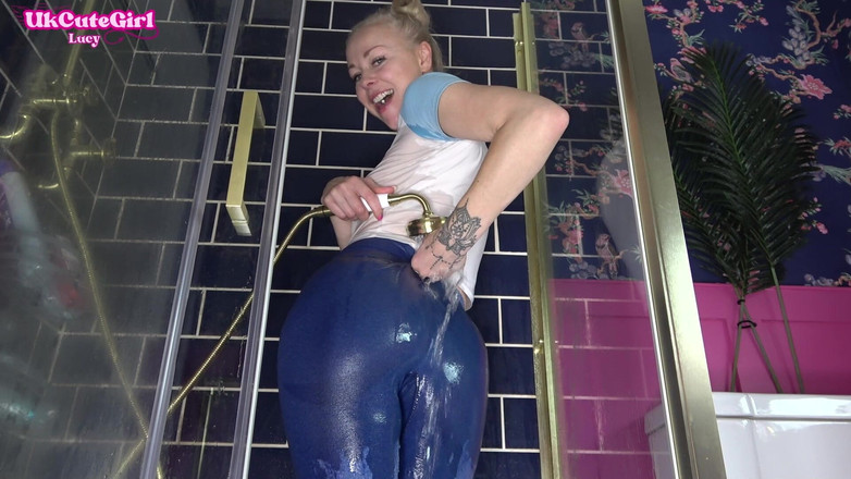 UKCuteGirl: Nasse leggings, dusche, wichsanleitung - betteln um sperma auf meinem hintern