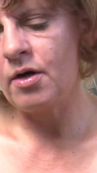 MILF matang mahu berasa muda dan berseronok seperti gila dalam pepeknya dengan kekasihnya dalam amatur Jerman