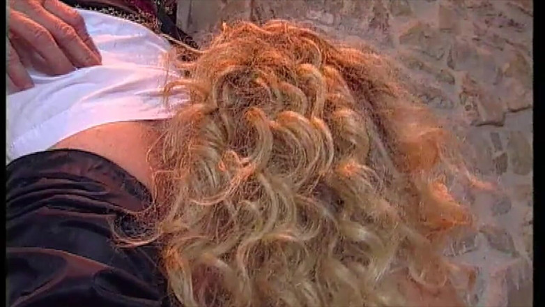 Inthe MILF room: 熟女は夫にフェラチオをしながら侯爵にお尻を犯される