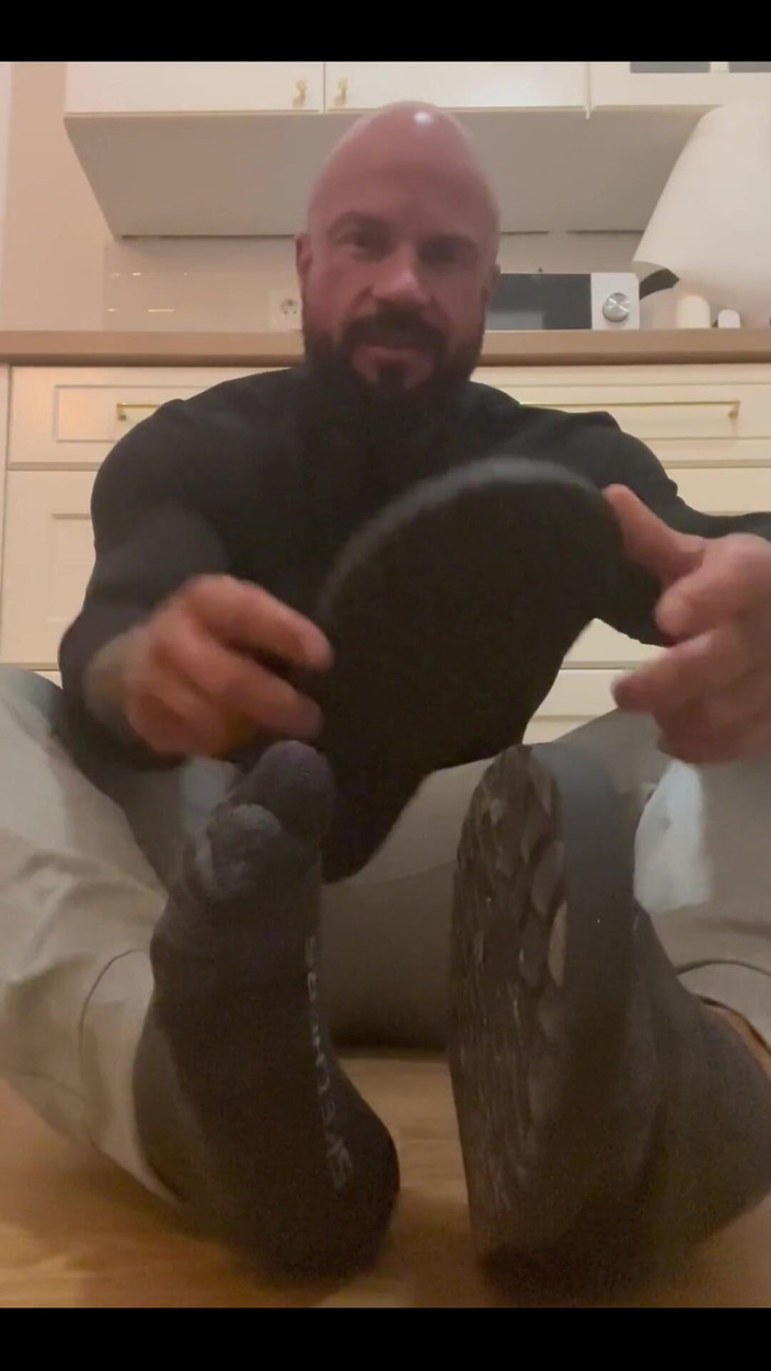 Jasons feet: Je te fais sentir mes tongs puants