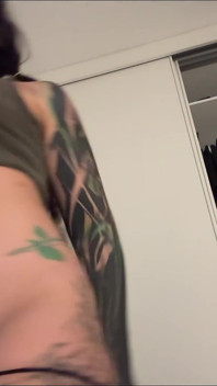 La ragazza tatuata scoreggia per te.