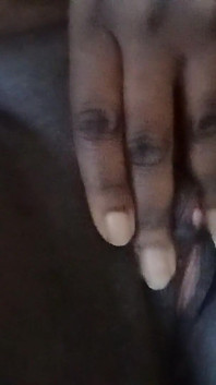 饥渴的黑人女孩玩弄她的阴户