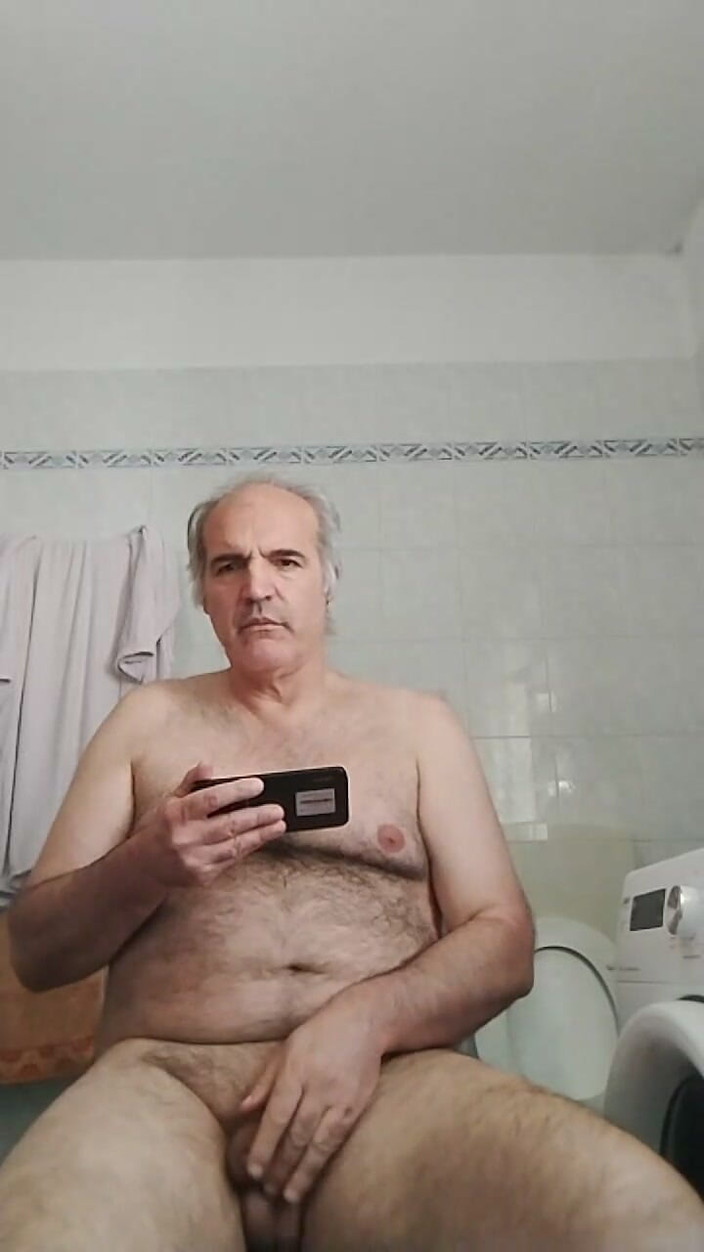 Setesesso7: Beaucoup de pisse dans la bassine et une longue branlette...