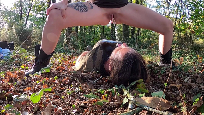 K Vw: Pee in the forest