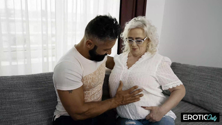 ONLYFREAKSX: Arbetare knullar chefens fru medan han tittar på