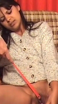 La miLF mora matura prende un anale profondo mentre viene bacchettata