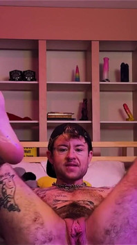 Ftm Xxxskips tatuat se acoperă în ulei, își freacă picioarele goale, se joacă cu pizda lui trans până când ejaculează