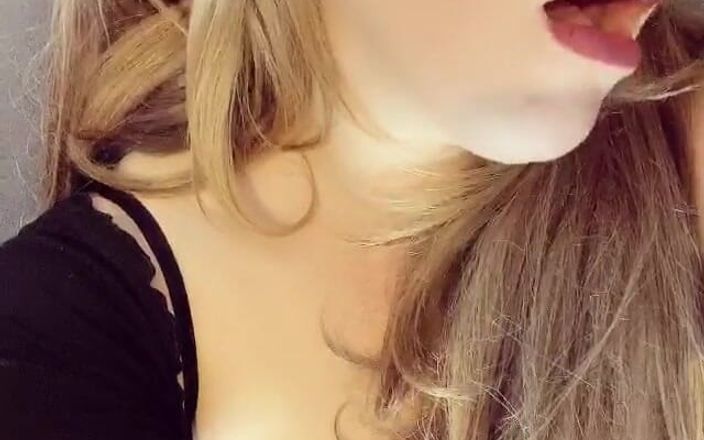 Alicia Rhodes: Milf emite de mi gatito palpitante después de cortar el...