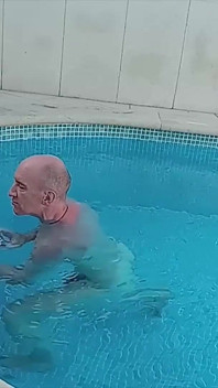 Tranny a chlap mají sex v bazénu na dovolené! Kouření a šukání zadku!