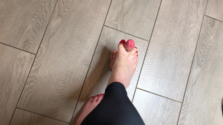 Homemade_Handjob: Sexy pés vermelhos pregados brincam com um vibrador