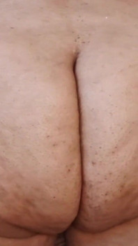 BBW rozprzestrzenia swoje ogromne policzki tyłka nosząc mały sznurek G