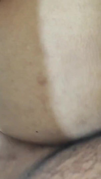 그녀의 몸집이 작은 몸에 거칠게 섹스하고 사정하기 위해 구걸하는 섹시한 대학 십대
