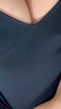 18 år hetaste indiska college flicka med perfekt kropp och stora runda bröst sexig klänning romantik Solo tonåring modell strip clips