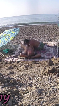 Exhibitionistische vrouw buitenshuis amateur milf pijpbeurt en aftrekken grote pik op naaktstrand in het bijzijn van volgeling met sperma