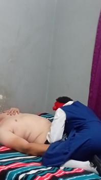 Schwarzes 18-jähriges Schulmädchen Lutscht Johnnys Schwanz in Der Schuluniform