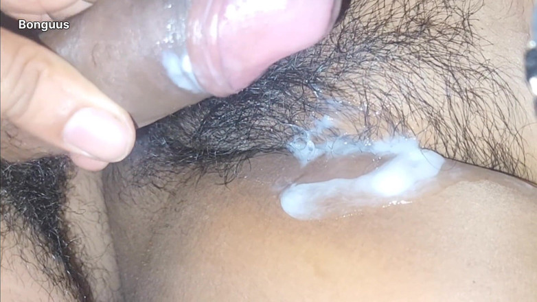 Riya Bonguus: Туга волохата пизда моєї зведеної сестри трахається і кінчає на її пизду