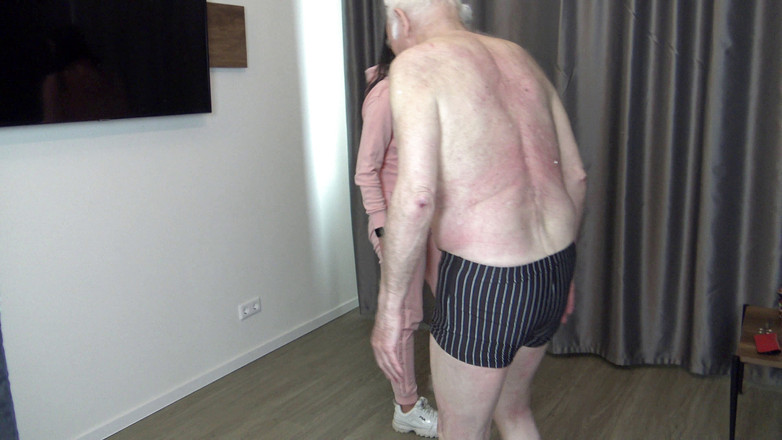 Femdom Austria: サディスティック看護師のキック奴隷!