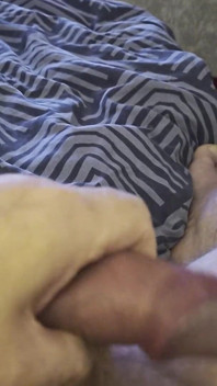 Táta lže a hladí svůj velký penis, čeká na můj mokrý otvor