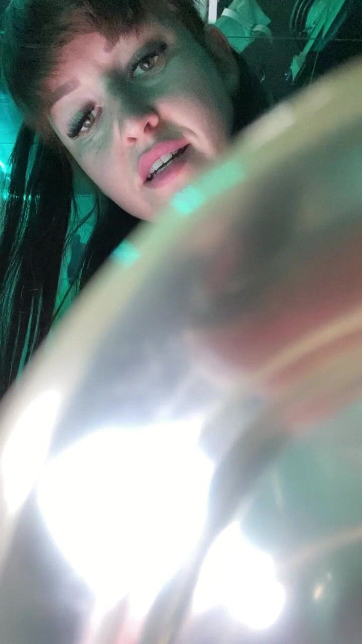 Vivienne l'Amour: Vivienne L’amour - Elle te trait puis te nourrit en POV