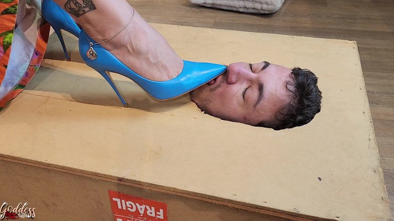 KiffaFeet: Il perdente sotto la scatola della faccia viene ignorata la...