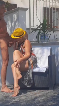 Selena eve geldikten sonra açık havada seks yapıyor