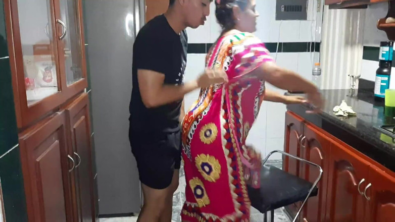 Aly: Aku lagi asik nyicipin memek ibu tiriku di dapur