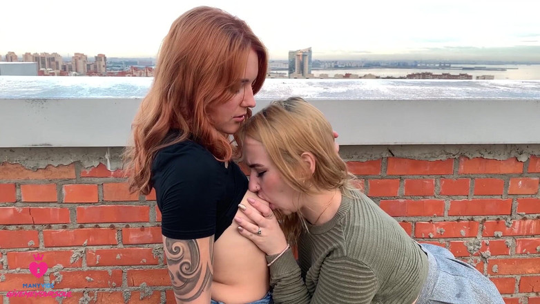 Marshswallow: Sesso lesbico pubblico sul tetto