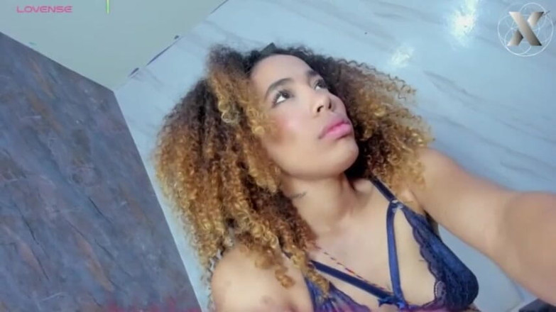 Feet Lovers club: Masturbation lesbienne intense : vibromasseur dans la chatte gonflée