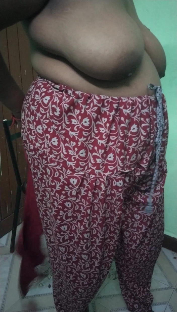 Tamil lesbian: 三个阿姨在我的卧室里穿着热辣的礼服