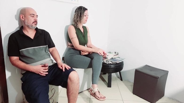 Gabi SweetCouplesStories: Він дістав член на прийомі і отримав руку.